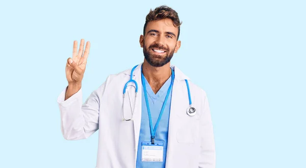 Jovem Hispânico Vestindo Uniforme Médico Estetoscópio Mostrando Apontando Para Cima — Fotografia de Stock