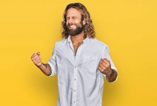 Hombre Guapo Con Barba Pelo Largo Vistiendo Ropa Casual Emocionado —  Fotos de Stock