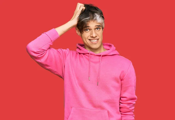 Junger Hispanischer Mann Lässigem Rosafarbenem Sweatshirt Verwirrt Und Wundert Sich — Stockfoto
