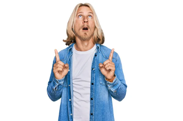 Caucasian Man Blond Long Hair Wearing Casual Denim Jacket Amazed — Stock Photo, Image