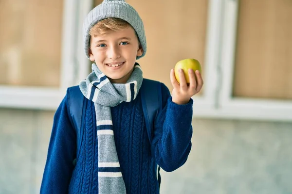 Sevimli Sarışın Öğrenci Gülümseyerek Okulda Yeşil Elma Tutuyor — Stok fotoğraf