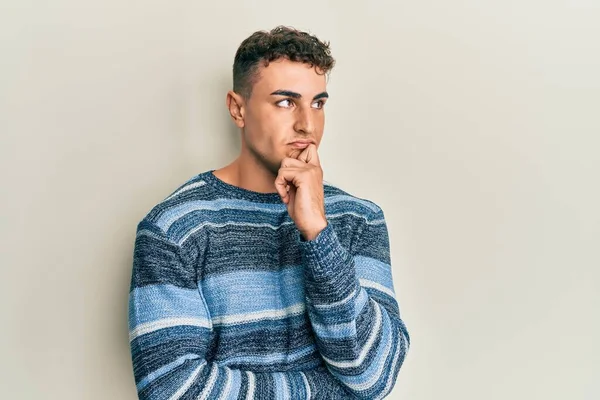 Hombre Joven Hispano Con Suéter Casual Invierno Pensando Concentrado Duda — Foto de Stock