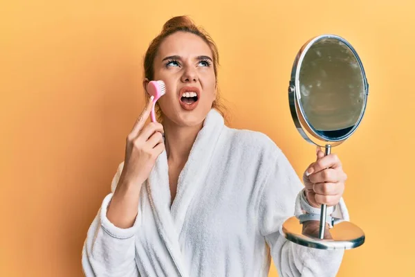Mujer Rubia Joven Con Bata Sosteniendo Cepillo Removedor Maquillaje Enojado — Foto de Stock
