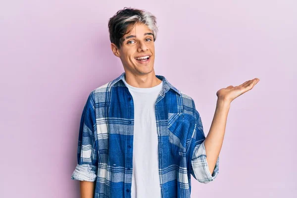 Jovem Hispânico Vestindo Roupas Casuais Sorrindo Alegre Apresentando Apontando Com — Fotografia de Stock