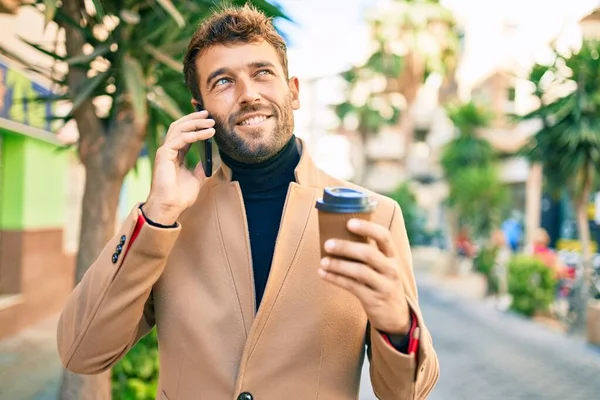 Knappe Zakenman Draagt Elegante Jas Met Behulp Van Smartphone Glimlachen — Stockfoto