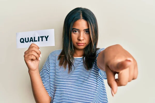 Young Latin Girl Holding Quality Word Paper Pointing Finger Camera — Stock Photo, Image