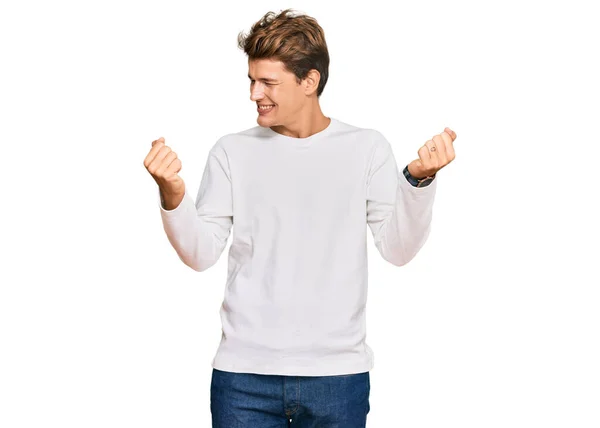 Hombre Caucásico Guapo Vistiendo Suéter Blanco Casual Muy Feliz Emocionado — Foto de Stock