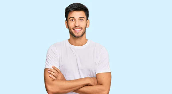 Joven Hombre Guapo Con Camiseta Blanca Casual Cara Feliz Sonriendo —  Fotos de Stock