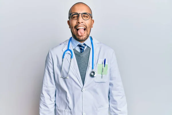 Hombre Adulto Hispano Vistiendo Uniforme Médico Estetoscopio Sacando Lengua Feliz — Foto de Stock