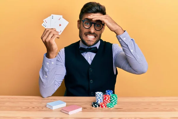 Yakışıklı Spanyol Krupiyesi Poker Fişleri Kartlarla Masada Oturuyor Eli Yüzü — Stok fotoğraf