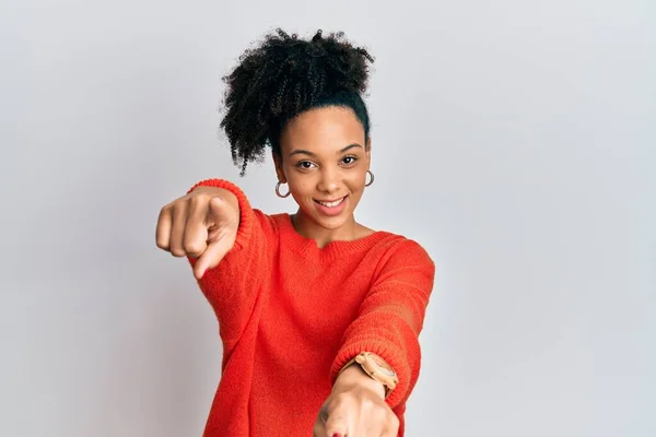 Jovem Afro Americana Vestindo Roupas Casuais Apontando Para Você Câmera — Fotografia de Stock