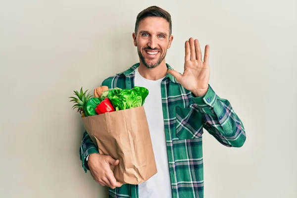 Hombre Guapo Con Barba Sosteniendo Bolsa Papel Con Comestibles Renunciando —  Fotos de Stock