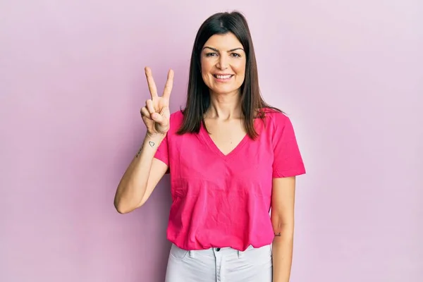 Mujer Hispana Joven Vistiendo Ropa Casual Sonriendo Con Cara Feliz — Foto de Stock