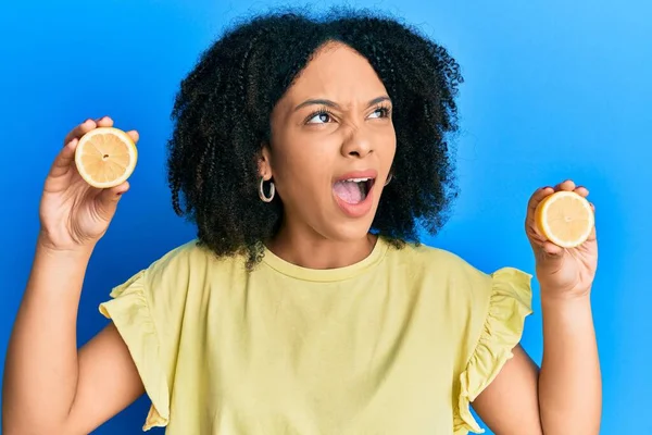 Junge Afrikanisch Amerikanische Mädchen Hält Zitrone Wütend Und Wütend Schreien — Stockfoto