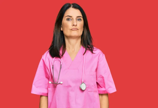 Mulher Morena Meia Idade Vestindo Uniforme Médico Estetoscópio Com Expressão — Fotografia de Stock