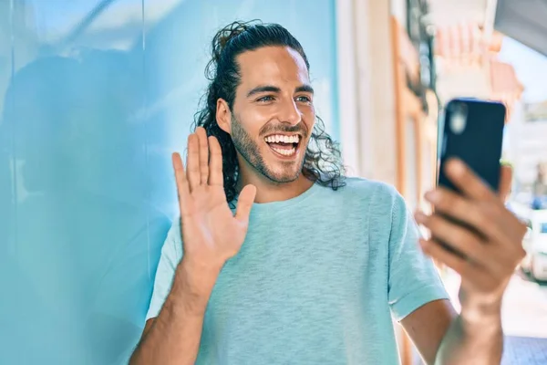 Jovem Hispânico Homem Sorrindo Feliz Fazendo Chamada Vídeo Smartphone Inclinado — Fotografia de Stock
