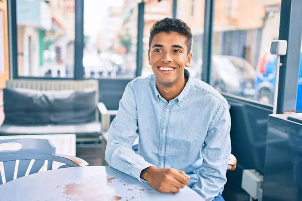 Joven Latino Sonriendo Feliz Sentado Terraza Cafetería —  Fotos de Stock