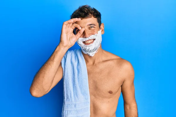 Bonito Homem Salvar Barba Com Espuma Barbear Sobre Rosto Sorrindo — Fotografia de Stock