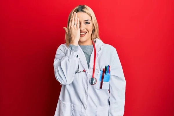 Doktor Üniforması Giyen Beyaz Bir Kadın Steteskop Bir Gözünü Eliyle — Stok fotoğraf