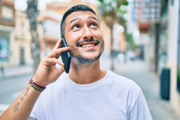 Jovem Hispânico Homem Sorrindo Feliz Falando Smartphone Rua Cidade — Fotografia de Stock