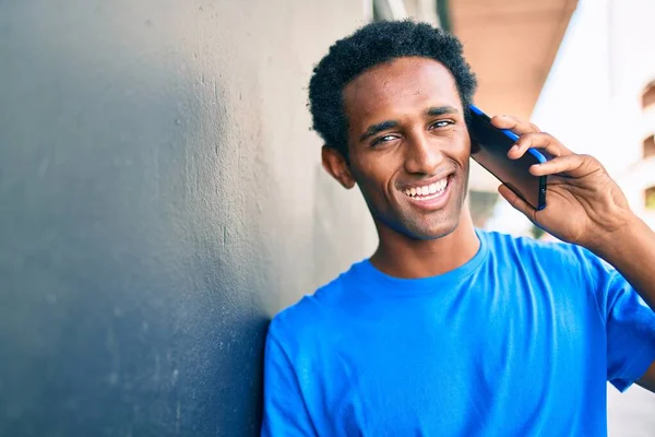 Όμορφος Μαύρος Αφρικανός Άντρας Χαμογελάει Ευτυχισμένος Έξω Μιλώντας Στο Τηλέφωνο — Φωτογραφία Αρχείου