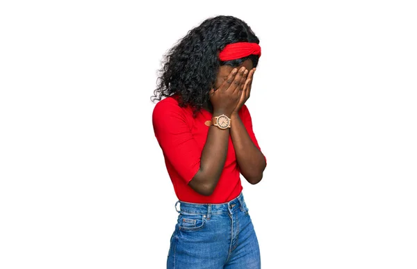 Vacker Afrikansk Ung Kvinna Bär Casual Kläder Med Sorgligt Uttryck — Stockfoto