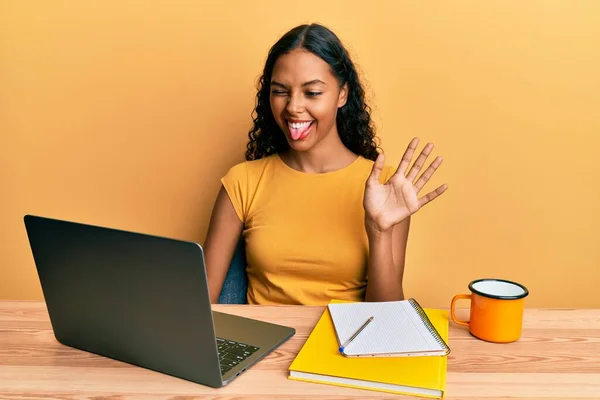 Chica Afroamericana Joven Haciendo Videollamada Saludando Computadora Portátil Sacando Lengua — Foto de Stock