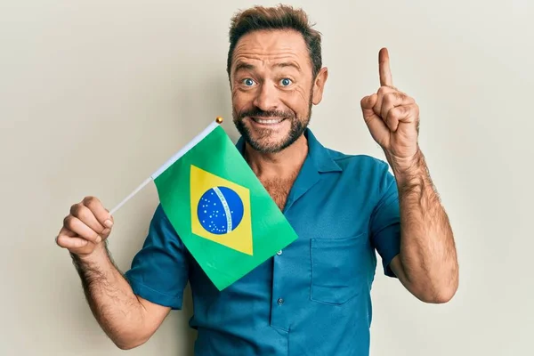 Homem Meia Idade Segurando Bandeira Brasil Sorrindo Com Uma Ideia — Fotografia de Stock