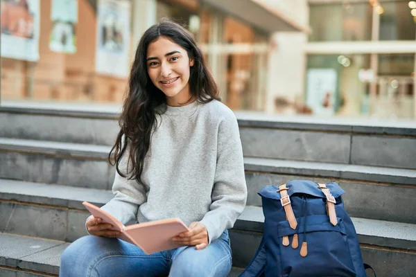 Joven Estudiante Oriente Medio Sonriendo Libro Lectura Feliz Universidad — Foto de Stock