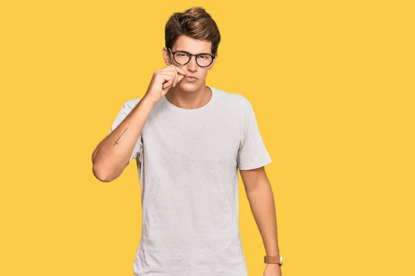 Beau Homme Caucasien Portant Des Vêtements Décontractés Des Lunettes Bouche — Photo