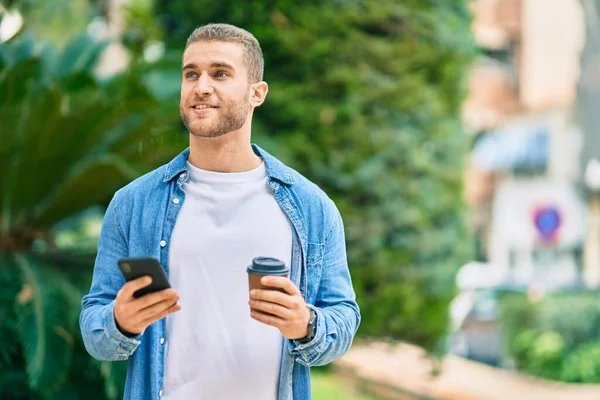 Jovem Caucasiano Usando Smartphone Bebendo Café Parque — Fotografia de Stock