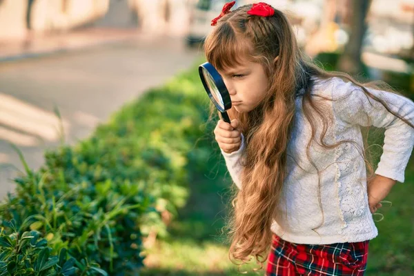 Adorable Niña Caucásica Usando Lupa Ciudad —  Fotos de Stock