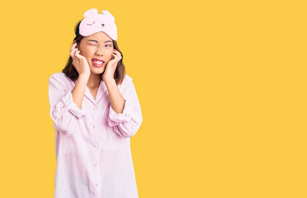 Jong Mooi Chinees Meisje Draagt Slaapmasker Pyjama Bedekt Oren Met — Stockfoto