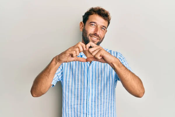 Homem Bonito Com Barba Vestindo Camisa Casual Sorrindo Amor Fazendo — Fotografia de Stock