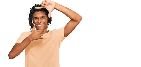 Jovem Afro Americano Vestindo Roupas Casuais Sorrindo Fazendo Moldura Com — Fotografia de Stock