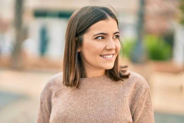 Giovane Donna Ispanica Sorridente Felice Piedi Alla Città — Foto Stock