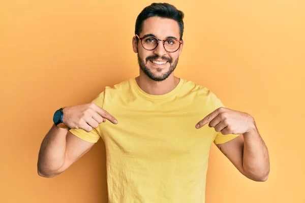Ung Latinamerikansk Man Klädd Casual Kläder Och Glasögon Ser Säker — Stockfoto