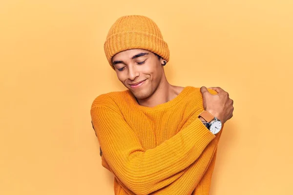 Jovem Afro Americano Vestindo Boné Abraçando Feliz Positivo Sorrindo Confiante — Fotografia de Stock