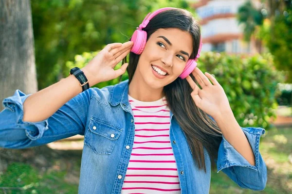 Νέα Όμορφη Ισπανόφωνη Κοπέλα Ακούγοντας Μουσική Χρησιμοποιώντας Ακουστικά Που Στέκονται — Φωτογραφία Αρχείου