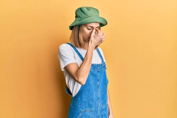 Giovane Donna Bionda Caucasica Che Indossa Tuta Cappello Denim Con — Foto Stock