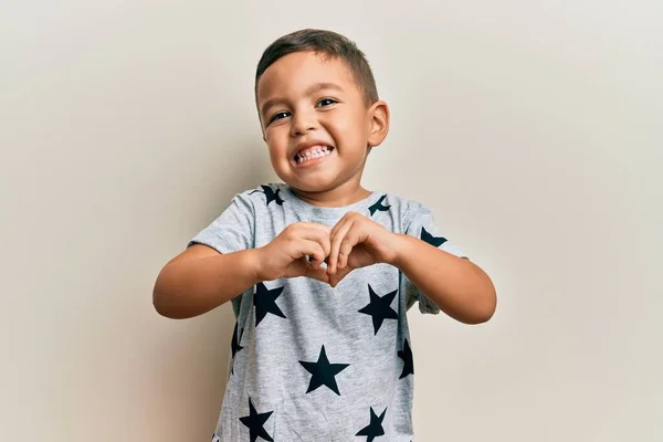 Bedårande Latin Barn Bär Casual Kläder Ler Förälskad Gör Hjärta — Stockfoto