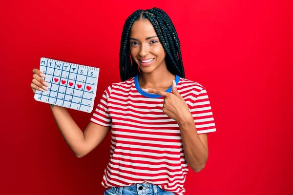 Mooie Latino Vrouw Met Hart Kalender Glimlachend Gelukkig Wijzend Met — Stockfoto