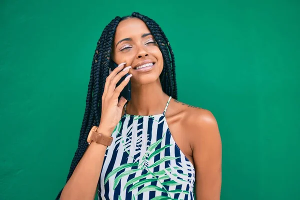 Jong Afrikaans Amerikaans Vrouw Glimlachen Gelukkig Praten Smartphone Stad — Stockfoto