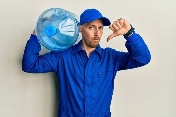 Uomo Corriere Calvo Con Barba Possesso Una Bottiglia Acqua Gallone — Foto Stock