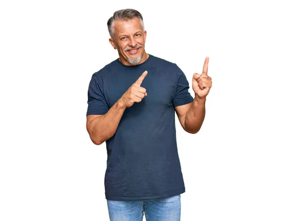 Hombre Pelo Gris Mediana Edad Vistiendo Ropa Casual Sonriendo Mirando —  Fotos de Stock