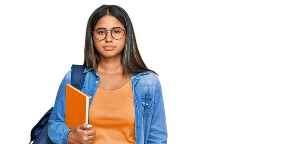 Giovane Ragazza Latina Indossa Zaino Studente Tenendo Libri Rilassato Con — Foto Stock