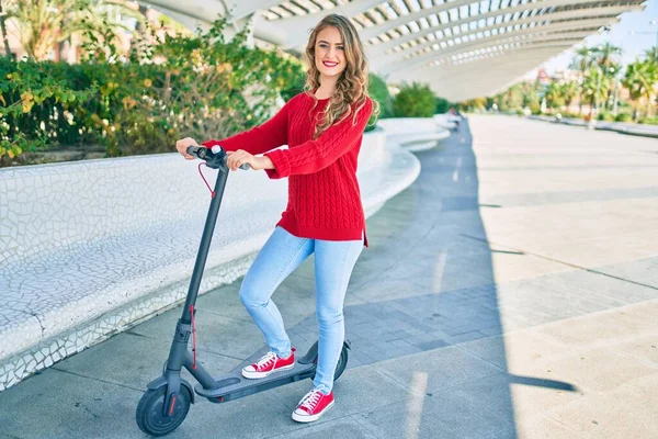 Jong Blond Meisje Glimlachen Gelukkig Met Behulp Van Elektrische Scooter — Stockfoto