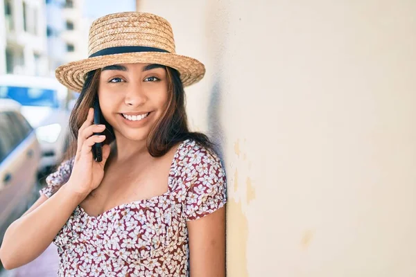 Молодая Латиноамериканка Отпуске Разговаривает Смартфону Опираясь Стену Улице Города — стоковое фото