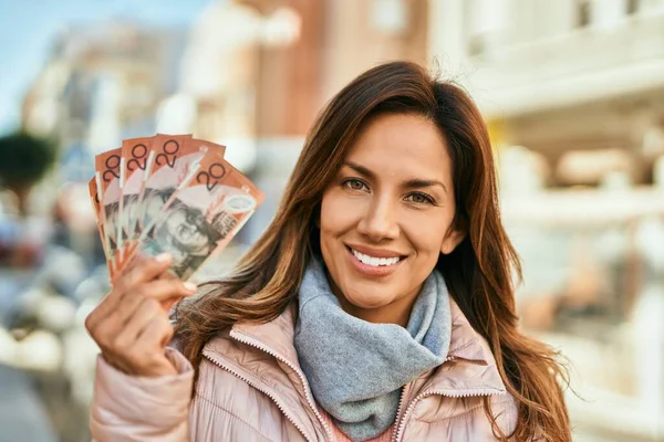 Ung Latinamerikansk Kvinna Ler Glad Håller Australiensiska Dollar Stan — Stockfoto