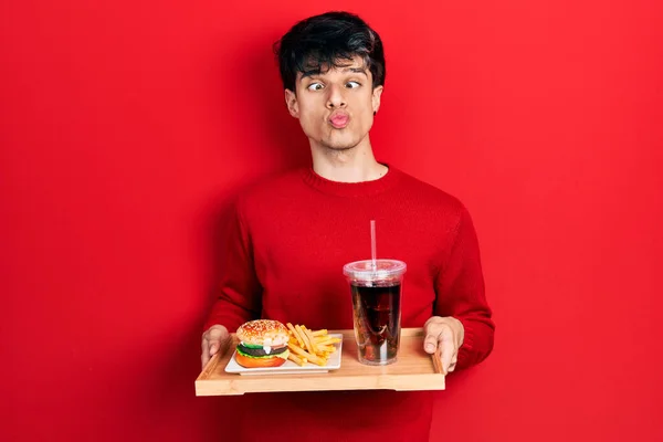 Beau Jeune Homme Hipster Manger Hamburger Classique Savoureux Avec Des — Photo